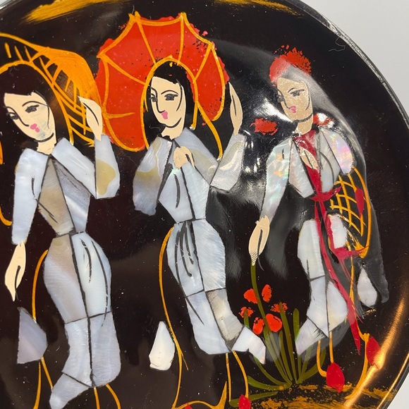 Vintage Japanese Geisha Girl Lacquer mother of Pearl inlay small plate - Picture 4 of 4